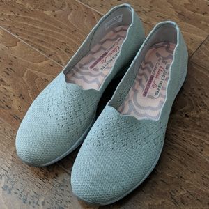 NWOT Skechers slip ons